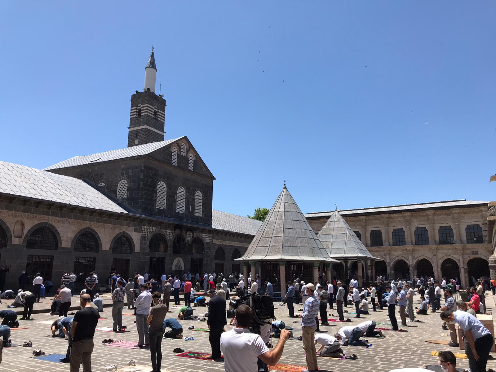 Foto: Diyarbakır’da salgın gölgesinde ilk cuma namazı